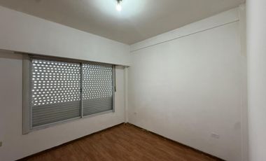 Departamento de tres ambientes en primer piso por escalera en alquiler en Sarandi