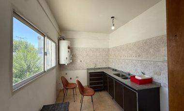 Departamento de tres ambientes en primer piso por escalera en alquiler en Sarandi