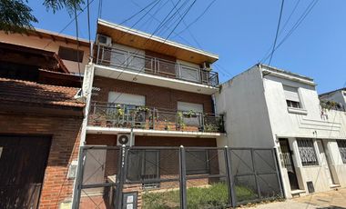 Departamento de tres ambientes en primer piso por escalera en alquiler en Sarandi