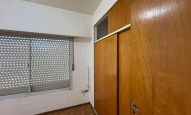 Departamento de tres ambientes en primer piso por escalera en alquiler en Sarandi
