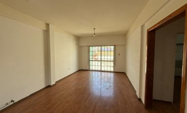 Departamento de tres ambientes en primer piso por escalera en alquiler en Sarandi