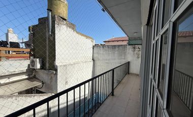 Departamento de tres ambientes en primer piso por escalera en alquiler en Sarandi