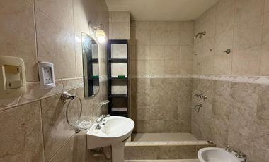 Departamento de tres ambientes en primer piso por escalera en alquiler en Sarandi