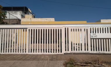 Casa en Venta en Cd del Sol como terreno con Uso de Suelo H3-V