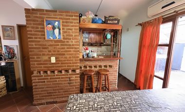 Casa 4 ambientes con cochera y patio, Quilmes en venta