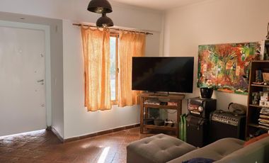 Casa 4 ambientes con cochera y patio, Quilmes en venta