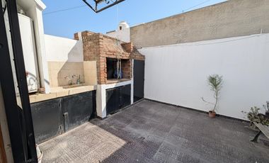 Casa 4 ambientes con cochera y patio, Quilmes en venta