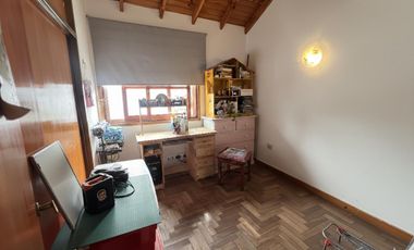 Casa 4 ambientes con cochera y patio, Quilmes en venta