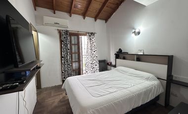 Casa 4 ambientes con cochera y patio, Quilmes en venta