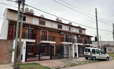 Casa 4 ambientes con cochera y patio, Quilmes en venta