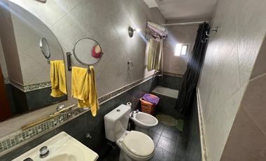 Casa 4 ambientes con cochera y patio, Quilmes en venta