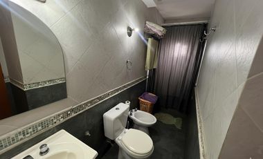 Casa 4 ambientes con cochera y patio, Quilmes en venta