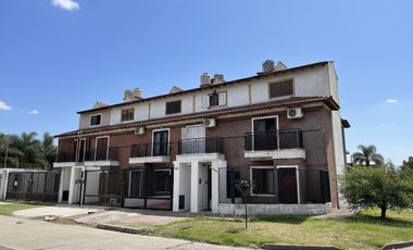 Casa 4 ambientes con cochera y patio, Quilmes en venta