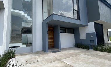 Oportunidad moderna Casa en Venta en Valle Imperial Zapopan. Coto Castaño
