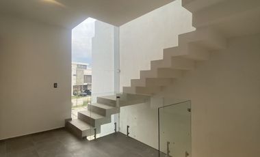 Oportunidad moderna Casa en Venta en Valle Imperial Zapopan. Coto Castaño