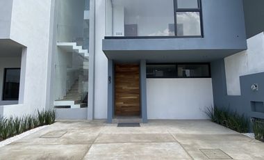 Oportunidad moderna Casa en Venta en Valle Imperial Zapopan. Coto Castaño