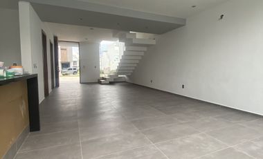 Oportunidad moderna Casa en Venta en Valle Imperial Zapopan. Coto Castaño