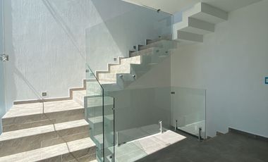 Oportunidad moderna Casa en Venta en Valle Imperial Zapopan. Coto Castaño