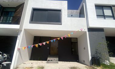 En venta casa Capital norte coto Alicante Zapopan junto a valle imperial