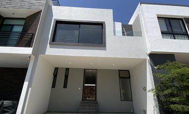 En venta casa Capital norte coto Alicante Zapopan junto a valle imperial