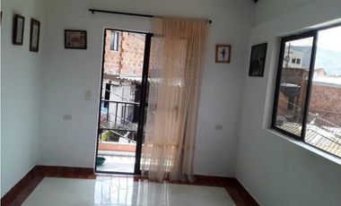 SE VENDE CASA EN EL 12 DE OCTUBRE, MEDELLIN