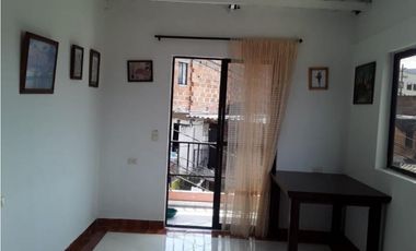 SE VENDE CASA EN EL 12 DE OCTUBRE, MEDELLIN