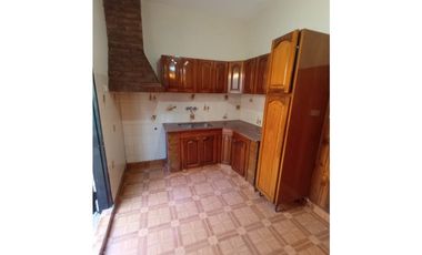 ALQUILER - CASA 2 DORMITORIOS - PATIO - Bº LAS FLORES