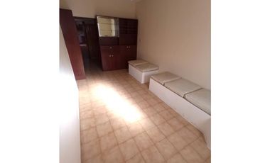 ALQUILER - CASA 2 DORMITORIOS - PATIO - Bº LAS FLORES