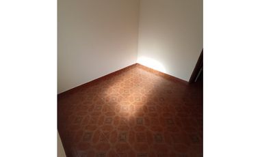 ALQUILER - CASA 2 DORMITORIOS - PATIO - Bº LAS FLORES