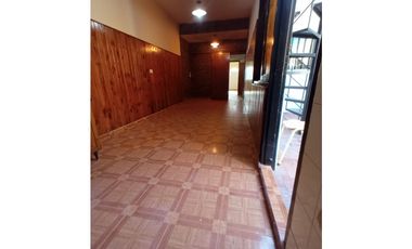 ALQUILER - CASA 2 DORMITORIOS - PATIO - Bº LAS FLORES