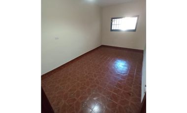 ALQUILER - CASA 2 DORMITORIOS - PATIO - Bº LAS FLORES