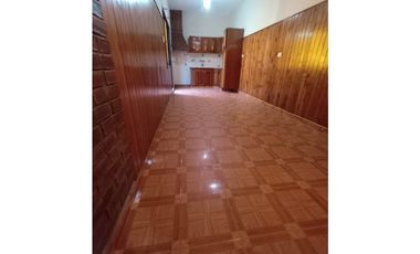 ALQUILER - CASA 2 DORMITORIOS - PATIO - Bº LAS FLORES