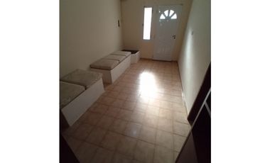 ALQUILER - CASA 2 DORMITORIOS - PATIO - Bº LAS FLORES