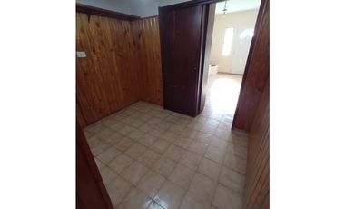 ALQUILER - CASA 2 DORMITORIOS - PATIO - Bº LAS FLORES