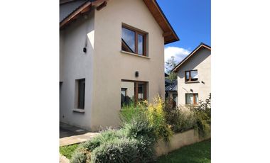 SE ALQUILA CASA DE 2 DORMITORIOS EN BARRIO ARRAYANES, EL BOLSÓN