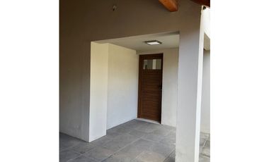 SE ALQUILA CASA DE 2 DORMITORIOS EN BARRIO ARRAYANES, EL BOLSÓN