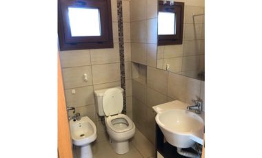 SE ALQUILA CASA DE 2 DORMITORIOS EN BARRIO ARRAYANES, EL BOLSÓN