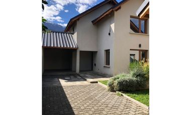 SE ALQUILA CASA DE 2 DORMITORIOS EN BARRIO ARRAYANES, EL BOLSÓN