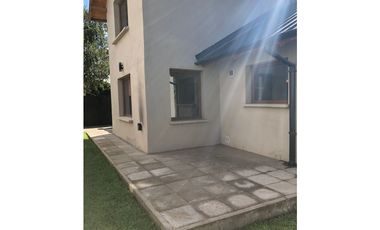 SE ALQUILA CASA DE 2 DORMITORIOS EN BARRIO ARRAYANES, EL BOLSÓN