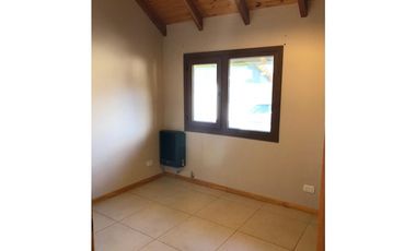 SE ALQUILA CASA DE 2 DORMITORIOS EN BARRIO ARRAYANES, EL BOLSÓN