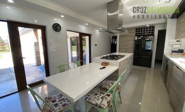 Casa en Venta en Casa de 650 m2 con piscina temperada - Lomas de Coihuin