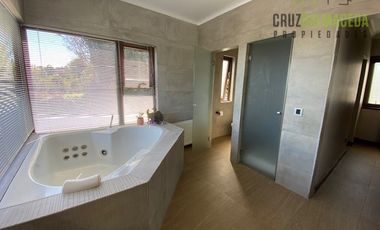 Casa en Venta en Casa de 650 m2 con piscina temperada - Lomas de Coihuin