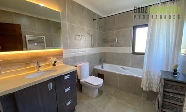Casa en Venta en Casa de 650 m2 con piscina temperada - Lomas de Coihuin