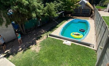 Casa quinta en venta - Quincho al frente de 90m2 y Casa de dos plantas al fondo