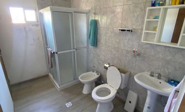 Casa quinta en venta - Quincho al frente de 90m2 y Casa de dos plantas al fondo