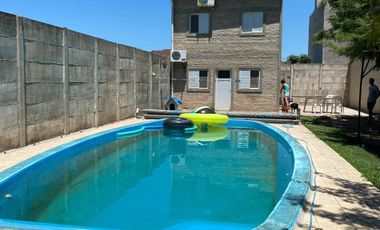 Casa quinta en venta - Quincho al frente de 90m2 y Casa de dos plantas al fondo