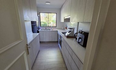 PRIMER PISO CON JARDÍN REMODELADO Y LISTO PARA DISFRUTAR