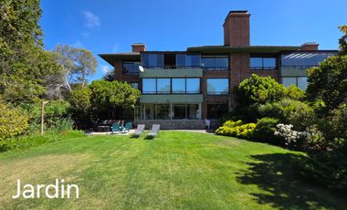 PRIMER PISO CON JARDÍN REMODELADO Y LISTO PARA DISFRUTAR