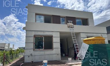 Casa en venta de 4 dormitorios en Carpinchos