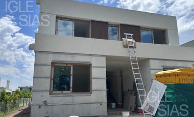 Casa en venta de 4 dormitorios en Carpinchos